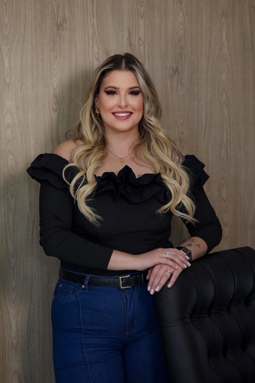 Cassiana Calomeno dando aula particular de Direito